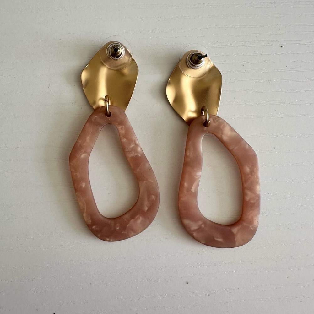 NWOT* Elegant Gold and Pink Dangle Earrings - Picture 2 of 2